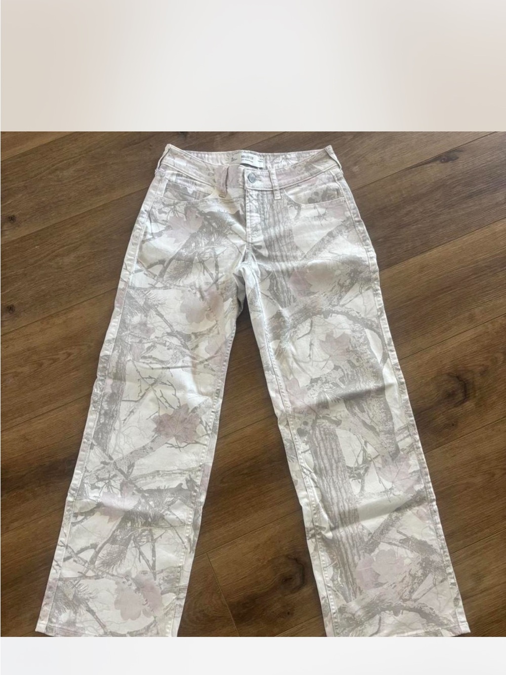 Baggy low rise Hollister jeans Women’s White & Light Gray Printed Straight Jeans